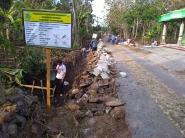 PEMBANGUNAN TALUD PADUKUHAN SAMBENG 2 MENELAN DANA 85 JUTA